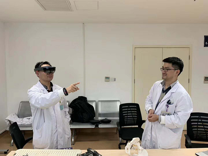 中山医院骨科手术HoloLens混合现实辅助定位