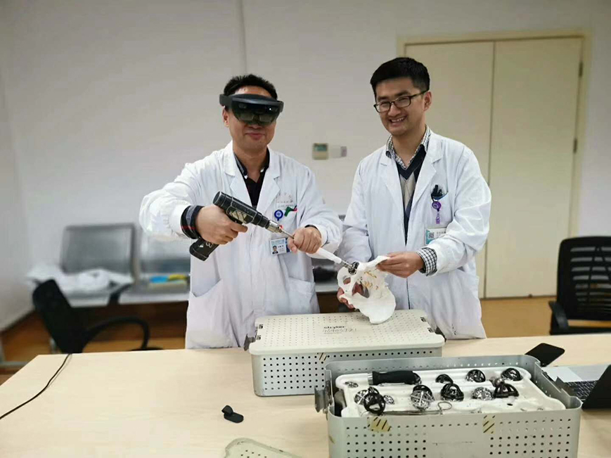中山医院骨科手术HoloLens混合现实辅助定位